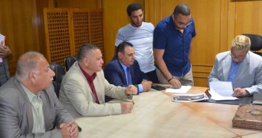 محافظ الإسماعيلية يناقش رؤية المحافظة لصياغة آليات التعامل مع منظومة النظافة