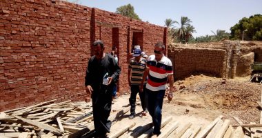 صور .. رئيس مركز باريس يتفقد مشروع منازل سترة للحالات الأولى بالرعاية   