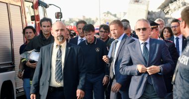صور.. رئيس وزراء إيطاليا يزور موقع انهيار جسر جنوة