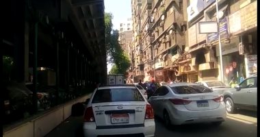 زحام مرورى فى شارع التحرير بالدقى بسبب كسر ماسورة مياه 