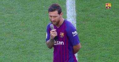 ميسي يعد جماهير برشلونة بدورى أبطال أوروبا هدية شارة القيادة..فيديو