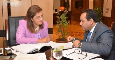 "الساعات المرنة".. ورقة الحكومة لتمرير مقترح إجازة الـ 3 أيام.. استطلاع لموظفى الجهاز الإدارى لمعرفة قدراتهم على إنجاز مهامهم حال التطبيق.. نشر أجهزة "البصمة" لضبط الحضور والانصراف.. والقرار النهائى خلال أيام