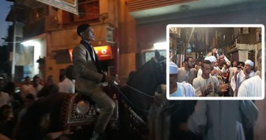 صور.. حكاية الفرح القنائى.. العريس يذهب لعقد القران مستقلًا حصان.. وأهالى القرية يزفونه بالمزمار البلدى.. ووضع 200 جنيه فى "صينية الشربات" دليل موافقة الشاب على العروس بعد رؤيتها قبل الخطوبة