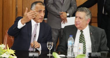 صور.. طارق عامر  يزور البنك العقارى المصرى العربى ويلتقى بقياداته