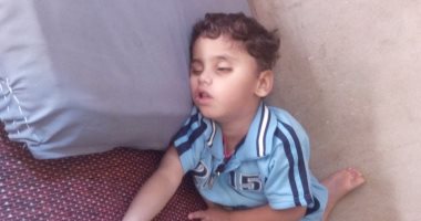 صور... مأساة طفل بالغربية يعانى من انفصال فى الشبكية ووالده يناشد الصحة علاجه