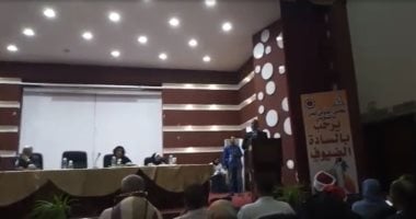فيديو.. محافظ السويس يتدخل لإعادة زوجين مطلقين ويرسل لهما تورتة هدية