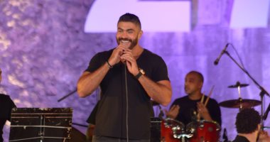 صور.. خالد سليم يبدأ حفله بمهرجان القلعة بأغنية "حلم عمرى"