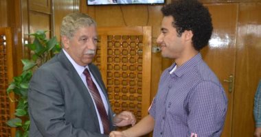 صور.. محافظ الإسماعيلية يكرم بطل سباحة الزعانف علاء الدين عبد العزيز 