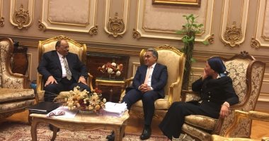وزيرا التنمية المحلية والبيئة فى لقاء مع رئيس "محلية البرلمان" لبحث أزمة القمامة