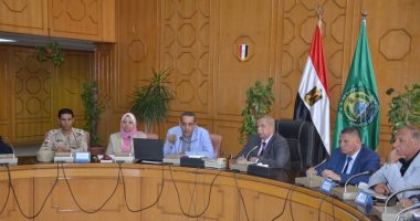 محافظ الإسماعيلية يناقش آليات الخطة التنفيذية لمحو أمية 10 آلاف سيدة من المستحقات لصرف معاش تكافل وكرامة 