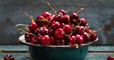 لو عايز تحافظ على صحة بشرتك.. الكريز والخوخ الحل