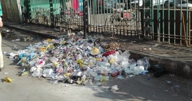 تراكم القمامة أمام محطة سكك حديد طنطا.. ورئيس المدينة يوجه لإزالتها 