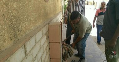 صور .. قطع التيار الكهربائى عن العقارات المخالفة بالعجمى