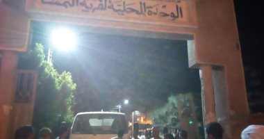 صور.. أهالى يحتجون على تحويل سيارة مياه لقرية النمسا للصرف الصحى بالأقصر