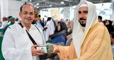صور.. مؤذنو المسجد الحرام يوزعون الهدايا على ضيوف الرحمن