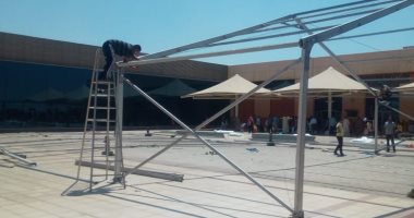 خيمة مكيفة لأسر الحجاج أمام الصالة الموسمية بالمطار خلال رحلات العودة