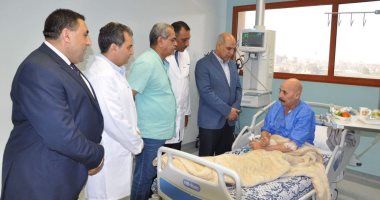 صور.. رئيس جامعة كفر الشيخ يتفقد قوائم انتظار المرضى بالمستشفى الجامعى