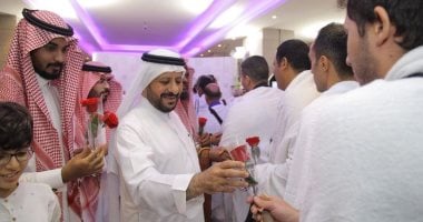 صور.. ماء زمزم والزهور فى استقبال أسر شهداء الجيش والشرطة بمكة
