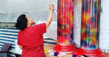 صور.. "ميرنا عادل" تحول الجدران برسوماتها للوحات فنية