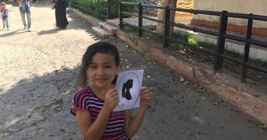 فنان اسكندرانى يرسم الصور فى 3 دقائق بالمقص