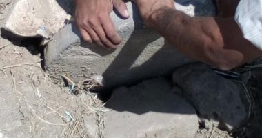 فى استجابة لليوم السابع.. "مياه الجيزة" تركب غطاء جديدا لبالوعة فى دهشور