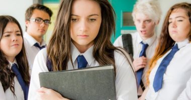 قبل ما تتريق على غيرك.. الكلمة المؤذية تسبب الاكتئاب وأضرار نفسية أخرى