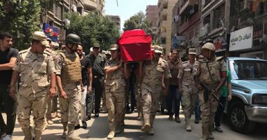 صور.. محافظ القاهرة يتقدم جنازة الشهيد فادى مدحت من الكنيسة الإنجيلية بعين شمس