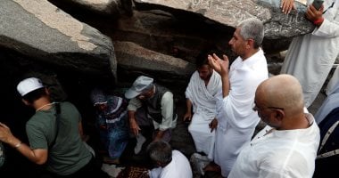 حجاج بيت الله الحرام يتوافدون على جبل النور شمال شرق المسجد الحرام