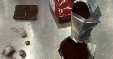 صور.. جمارك المطار تضبط راكبا قادم من روما بحوزته مخدر الحشيش 