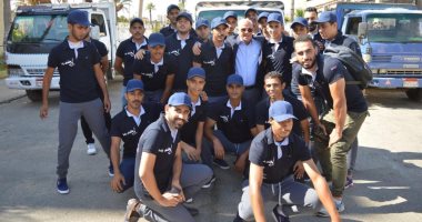 صور.. محافظ بورسعيد يعطى إشارة بدء مبادرة الشباب "هنضف بلدنا"