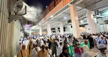 صور.. 600 مروحة رذاذ مائى تلطف الأجواء على الحجاج بساحات الحرم