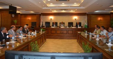 محافظ الجيزة يناقش معوقات مشروعات المياه والصرف الصحى بالحوامدية والبدرشين