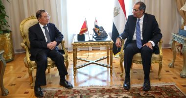 القاهرة وبكين.. استثمارات وتعاون وملفات آخرى.. سفير الصين يلتقى وزيرى الاستثمار والاتصالات قبل أجازة العيد.. "آى قواه" يشيد ببرنامج الإصلاح ويعد بمزيد من الاستثمارات.. وبرنامج تعاون فى "الأمن الإلكترونى" قريباً