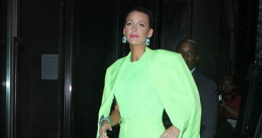 "بليك ليفلى" بملابس رجالية من تصميم "Versace"..اعرف التفاصيل