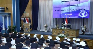 وزير الداخلية يشدد على الضباط الجدد عدم ترك أى ثغرة للنشاط الإرهابى 