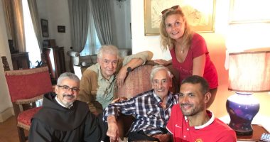 صور.. يسرا ومحمود قابيل والأب بطرس دانيال يحتفلون بعيد ميلاد جميل راتب