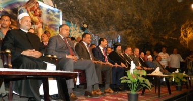 فيديو و صور.. محافظ أسيوط يزور دير درنكة لتهنئة الأقباط باحتفالات صيام العذراء