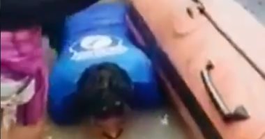 شاهد شباب الهند عندما يصبحون سلالم لعبور النساء وقت الفيضان