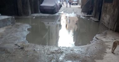 أهالى عزبة الورد بالبساتين غارقين فى مياه الصرف الصحى