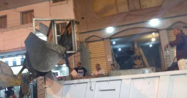 صور.. إزالة الاشغالات بمدينة فوه ليلا استعدادًا لاستقبال عيد الأضحى بكفر الشيخ