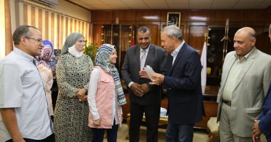 محافظ قنا يكرم الطالبة الأولى على مستوى الجمهورية بعد إعادة تصحيح أوراقها 