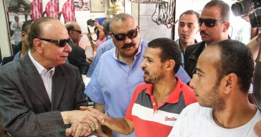 صور.. محافظ القاهرة يطالب بائعى المجمعات الاستهلاكية بالمنيل بحسن معاملة المواطنين