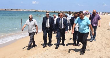 صور وفيديو.. محافظ الإسكندرية يشدد على تقديم أفضل الخدمات لزوار الشواطئ المجانية