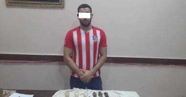 صور.. ضبط 31 تمثالا أثريا و53 عملة معدنية بحوزة طالب ومزارع فى أسيوط