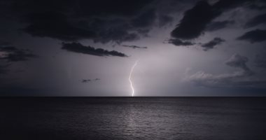 صور.. صاعقة برق تنير سماء هايتى
