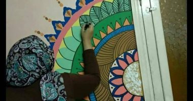 "منة " تبدع فى رسم اللوحات الفنية باستخدام خطوط ماندلا و جلاكسى وألوان الخشب