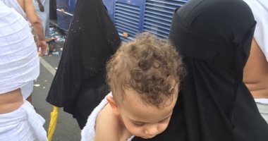 الأطفال.. براءة ترتدى ملابس الإحرام فى المشاعر المقدسة