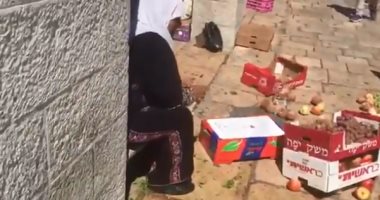 شاهد..الاحتلال يعتدى على بائعات فلسطينيات مسنات فى أسواق القدس القديمة