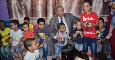 صور.. محافظ الإسماعيلية يهنئ المسنين بدار الضيافة والأطفال الأيتام