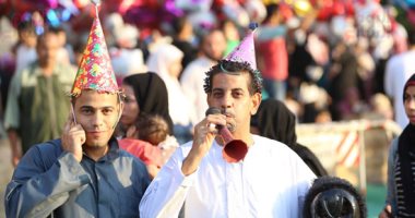 العيد فرحة تجمع شمل كبير وصغير.. رجال ونساء يعبرون عن فرحة العيد بالبلالين والطراطير